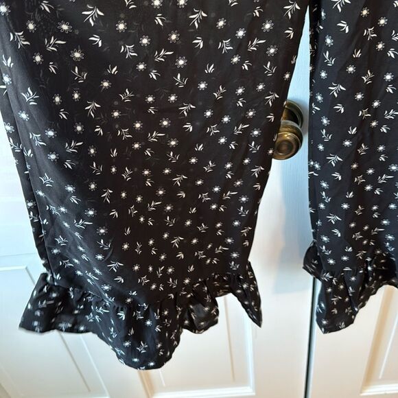 NWT MONTEAU BLACK DITSY FLORAL JUMPSUIT CROPPED MEDIUM RUFFLE - Picture 2 of 11